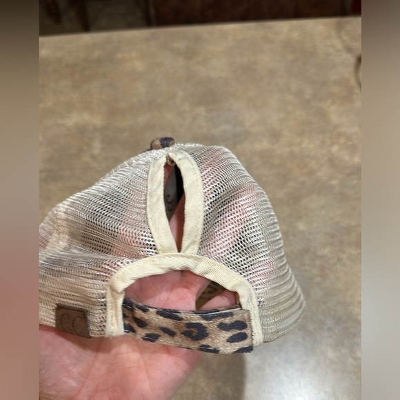 Women’s CC hat with adjustable back, and a hole for ponytail - Picture 2 of 5